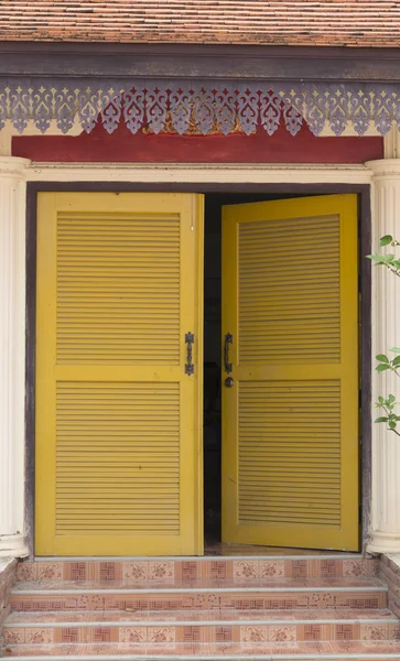 Puerta de madera amarilla del edificio viejo —  Fotos de Stock
