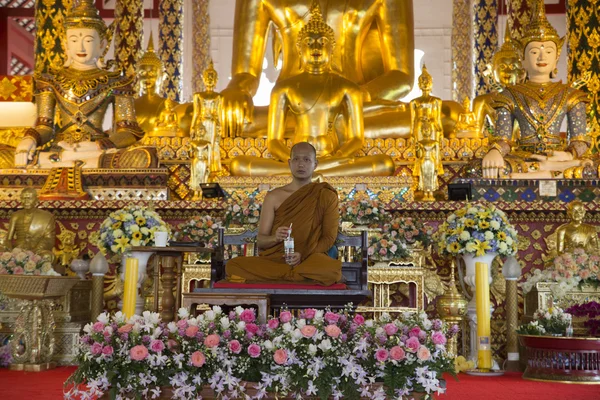 佛教和尚坐在庙 — 图库照片