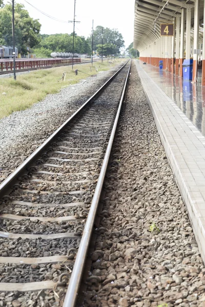 Järnvägsspår vid tågstation — Stockfoto