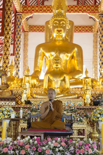 Monje budista predicar en el templo —  Fotos de Stock