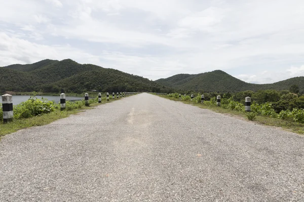 Camino al lado de montaña colina y estanque —  Fotos de Stock