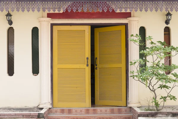 Porta de madeira amarela do edifício velho — Fotografia de Stock