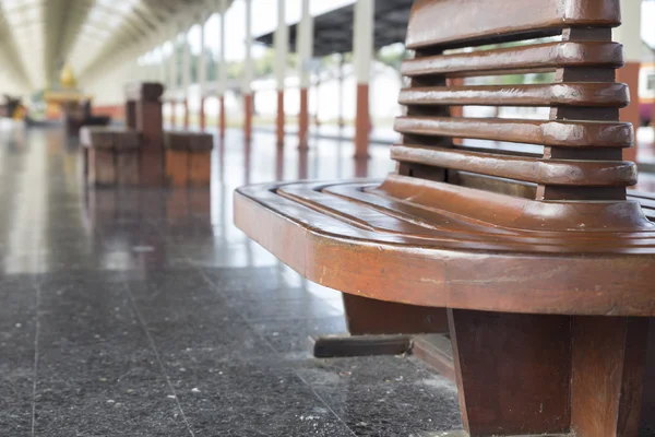 Wooden bench at train station — Stock Photo, Image