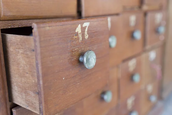 Cassetto in legno di armadietto con numero — Foto Stock