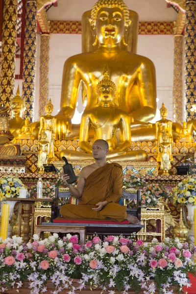 Monje budista sentarse en el templo —  Fotos de Stock
