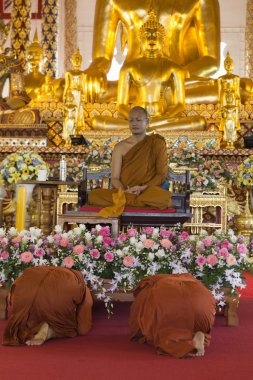 insanlar saygı Budist rahip tapınakta için ödeme