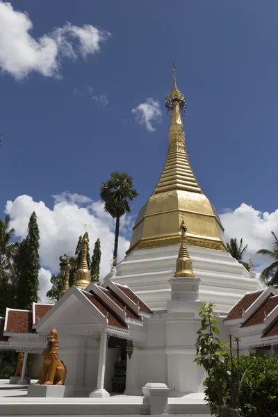 Золотая пагода в буддийском храме — стоковое фото