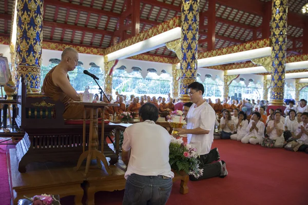 La gente dona cosas al monje budista en el templo — Foto de Stock