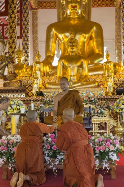 Les gens donnent des choses au moine bouddhiste dans le temple — Photo