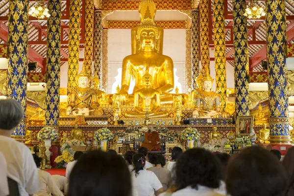 As pessoas ouvem a pregação monge no budismo templo da igreja — Fotografia de Stock