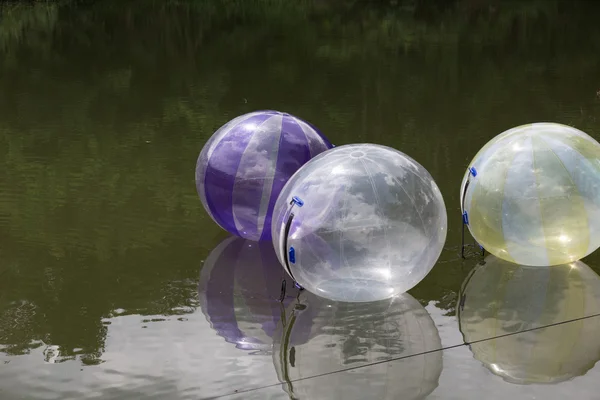Надувной прозрачный шар в пруду — стоковое фото