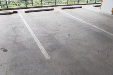 boş kapalı araba park yeri