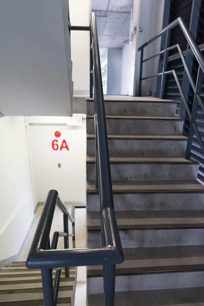 Požární Únikové schodiště v budově — Stock fotografie