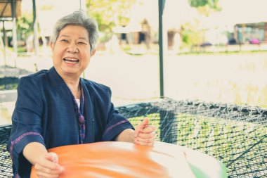 Asyalı yaşlı kadın dışarıda dinleniyor. son sınıf eğlence yaşam tarzı