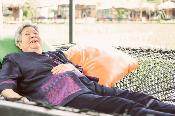 Asiático Anciano Mujer Mayor Acostado Descansando Relajante Aire Libre Estilo — Foto de Stock