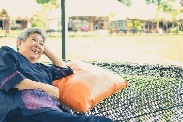 Asiático Anciano Mujer Mayor Descansando Relajante Aire Libre Estilo Vida — Foto de Stock