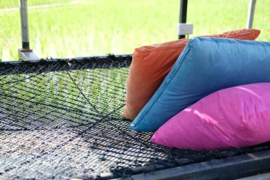 pirinç tarlasının yanında uyumak için siyah iplikli yatak yastığı.