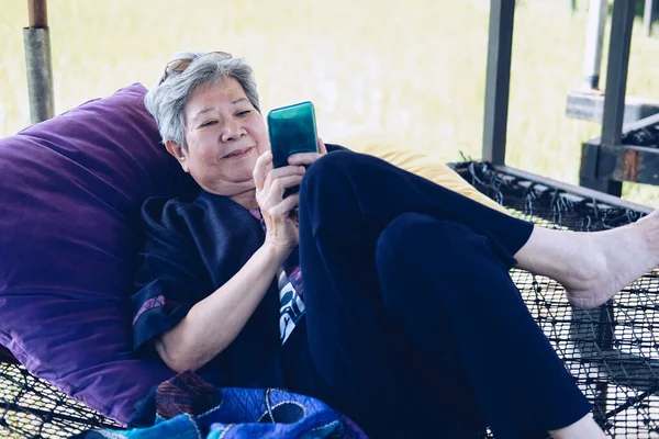 Asiático Anciano Sénior Mujer Usando Móvil Inteligente Teléfono Mujer Mayor — Foto de Stock