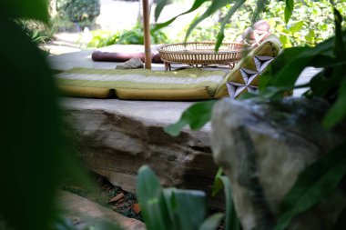 Bahçe parkında dinlenmek için üçgen gerileme yastığı & katlama yatağı