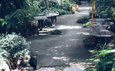 Bahçe parkında dinlenmek için metal koltuk