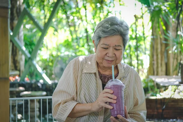 Anciana Asiática Anciana Anciana Anciana Bebiendo Batido Bayas Yogur Batido — Foto de Stock
