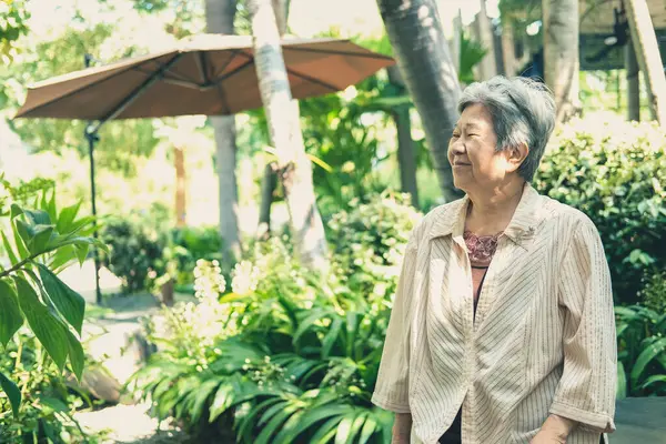 Una Anciana Descansando Jardín Asiático Anciano Mujer Relajante Aire Libre — Foto de Stock