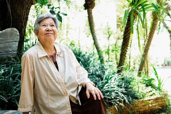 Una Anciana Descansando Jardín Asiático Anciano Mujer Relajante Aire Libre — Foto de Stock