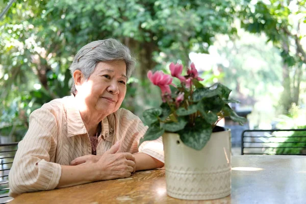 Una Anciana Descansando Jardín Asiático Anciano Mujer Relajante Aire Libre — Foto de Stock