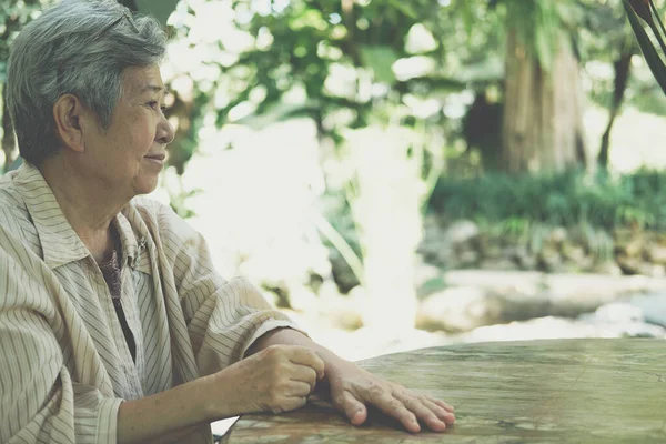 老年妇女在花园里休息 亚洲老年女性在户外放松 老年人休闲生活方式 — 图库照片