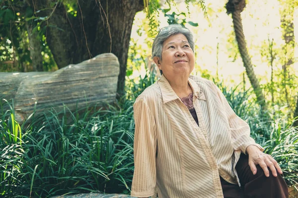 Una Anciana Descansando Jardín Asiático Anciano Mujer Relajante Aire Libre — Foto de Stock