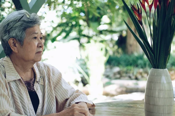 Una Anciana Descansando Jardín Asiático Anciano Mujer Relajante Aire Libre — Foto de Stock