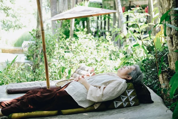 亚洲老年人老年老年妇女睡在花园 — 图库照片