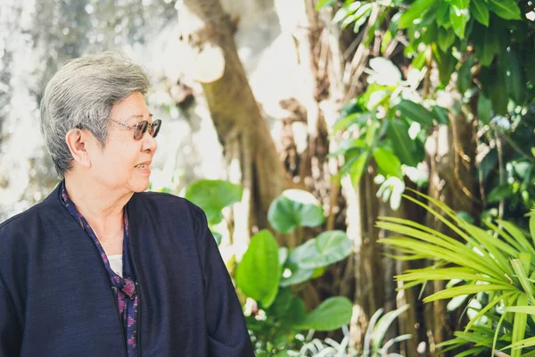 Una Anciana Descansando Jardín Asiático Anciano Mujer Relajante Aire Libre — Foto de Stock