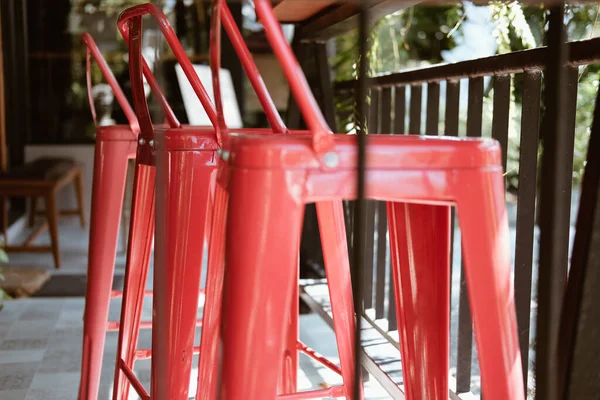 喫茶店の赤い金属製の椅子 — ストック写真