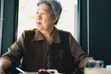 Yaşlı Asyalı yaşlı yaşlı yaşlı yaşlı kadın sıkılmış hissediyor.