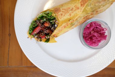 Vejetaryen dürümü, kinoa, fasulye, mango, ceviz, dolma biber.