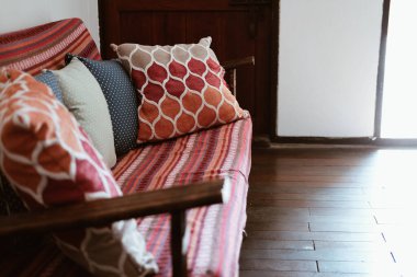 Kırmızı yastıklı kanepe. Oturma odası.