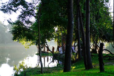 Chiang Mai, Tayland - 19 Kasım 2020: Budist keşiş Chiang Mai, Tayland 'daki Chiang Mai Üniversitesi' nde insanlara dhamma öğretiyor..