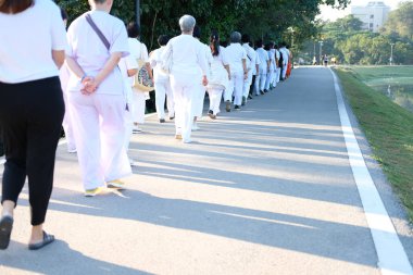 Chiang Mai, Tayland - 19 Kasım 2020: Budist insanlar Chiang Mai, Tayland 'daki Chiang Mai Üniversitesi' nde farkındalık meditasyonu için yürüyorlar.