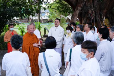 Chiang Mai, Tayland - 20 Kasım 2020: Budist keşiş Chiang Mai, Tayland 'da Chiang Mai Üniversitesi' nde insanlara dhamma öğretiyor..