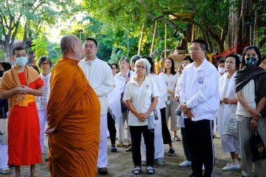 Chiang Mai, Tayland - 20 Kasım 2020: Budist keşiş Chiang Mai, Tayland 'da Chiang Mai Üniversitesi' nde insanlara dhamma öğretiyor..