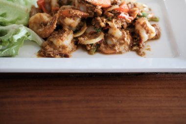 Köri tozuyla kızartılmış karides karidesi.