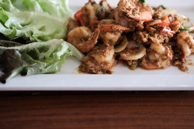 Köri tozuyla kızartılmış karides karidesi.