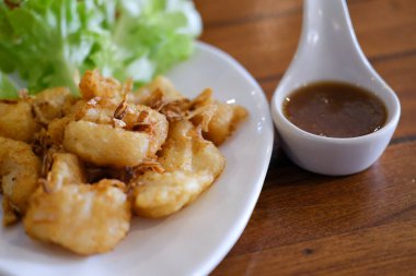 Demirhindi soslu kızarmış balık filetosu.