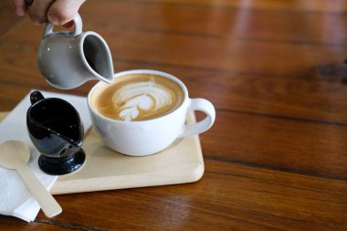 sıcak cappuccino mocha kahve ve latte sanat. Lezzetli içecek.