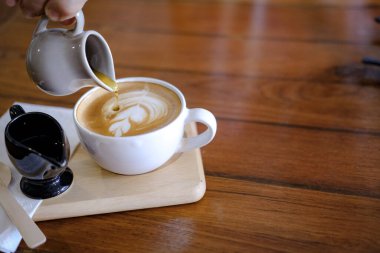 sıcak cappuccino mocha kahve ve latte sanat. Lezzetli içecek.