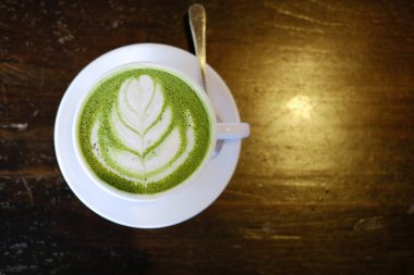 Sıcak Japon kahvesi, latte sanatıyla birlikte yeşil çay. Lezzetli içecek.