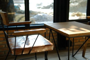 Oturma odasında dinlenmek için sandalye masası.