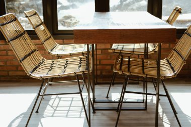 Oturma odasında dinlenmek için sandalye masası.