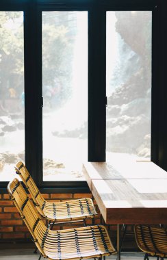 Oturma odasında dinlenmek için sandalye masası.